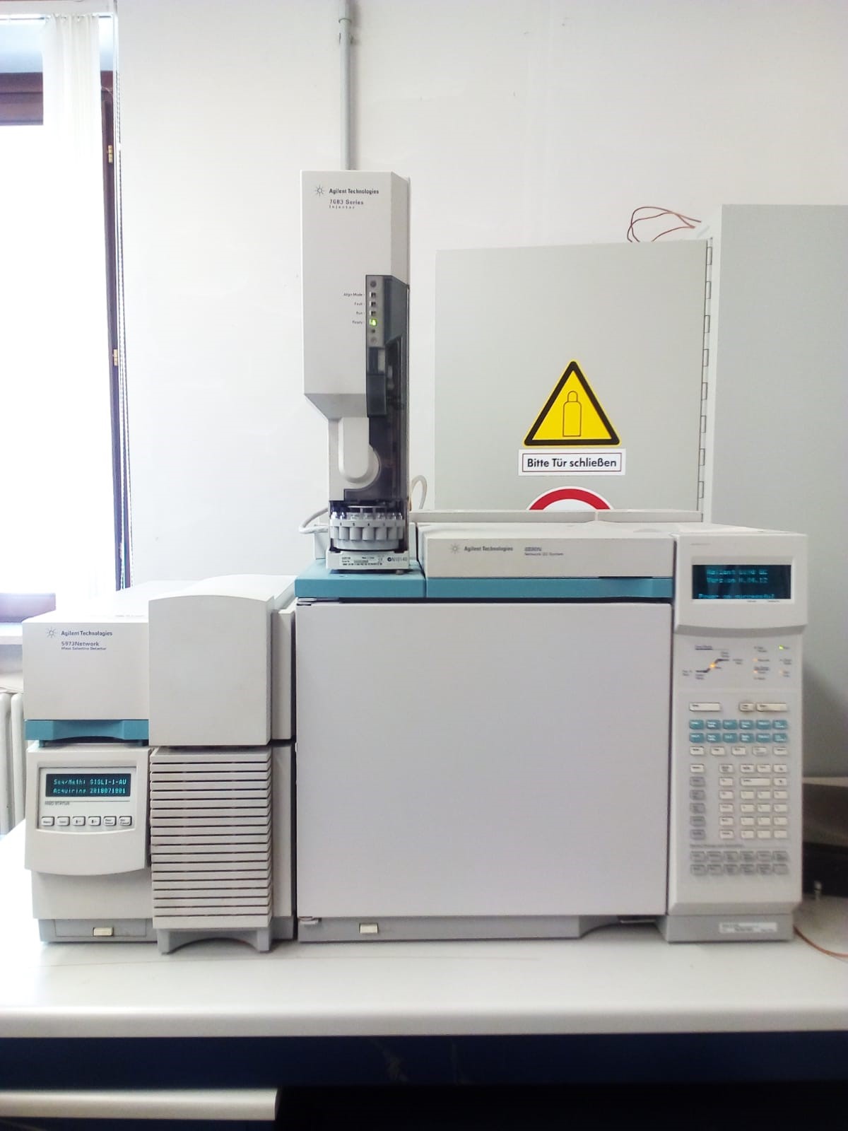 Il sistema gascromatografico Agilent 6890 Network è lo standard di riferimento per rapidità di messa a punto del metodo, e l'elevata riproducibilità dei tempi di ritenzione. La flessibilità del GC 6890N ti fornisce la possibilità di scegliere tra dispositivi di introduzione del campione differenti, compreso l’autocampionatore di liquidi, oltre all'introduzione manuale del campione. L’autocampionatore Agilent G2613A consente di introdurre in modo automatico fino a 8 campioni liquidi, aumentando la ripetibili